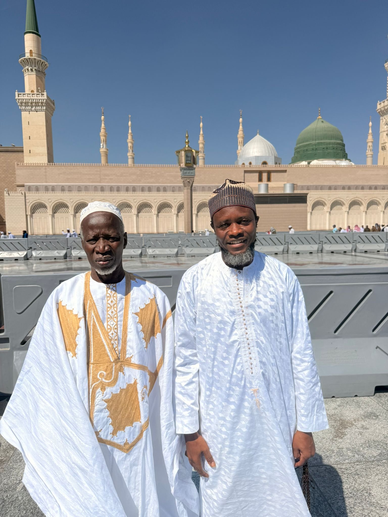 Souvenir de groupe pendant un voyage Oumra Fouta Voyages